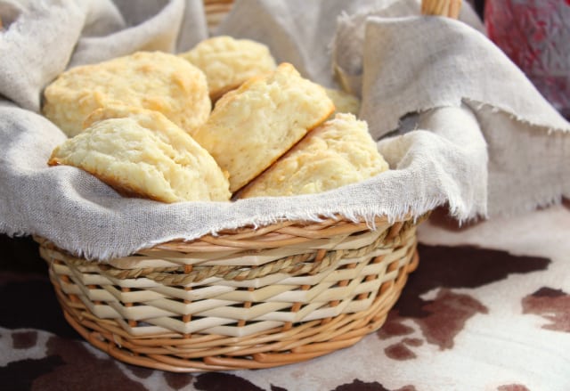 how to make buttermilk biscuits