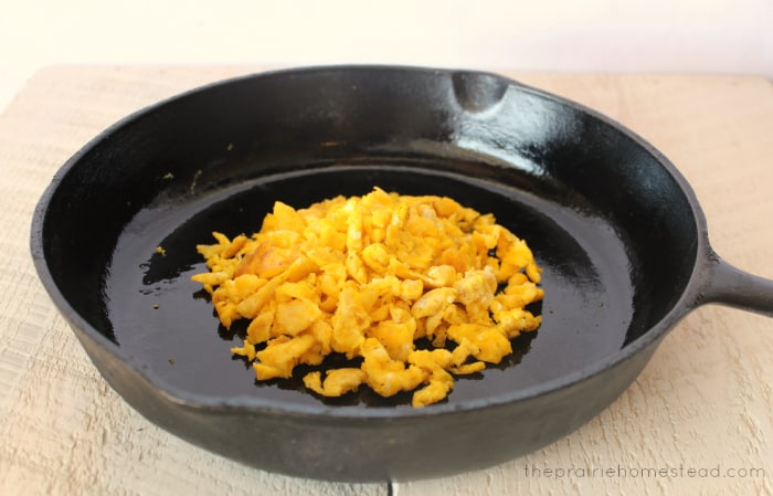 how to cook scrambled eggs in a cast iron skillet