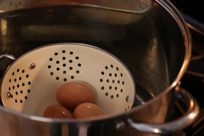how to peel fresh eggs