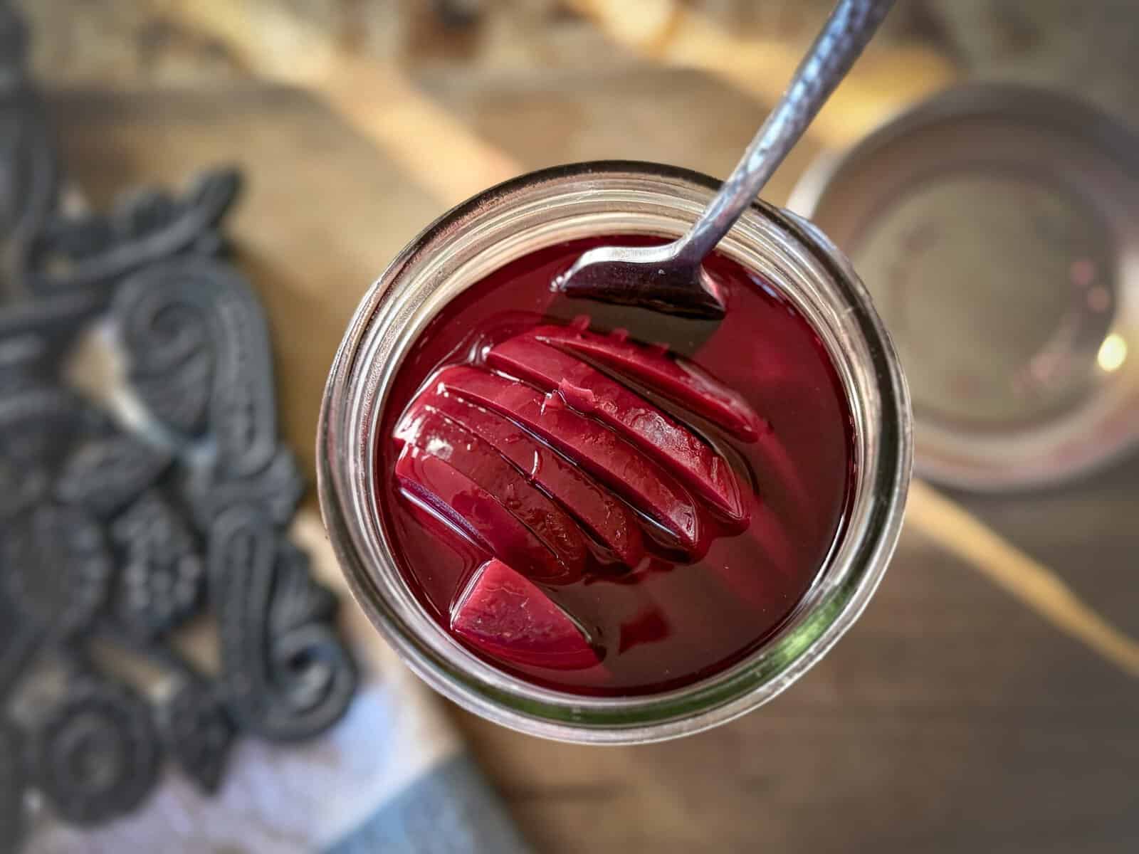 спелая свекла на кухонном столе